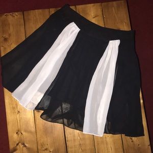 Worthington Black & White pleated skirt